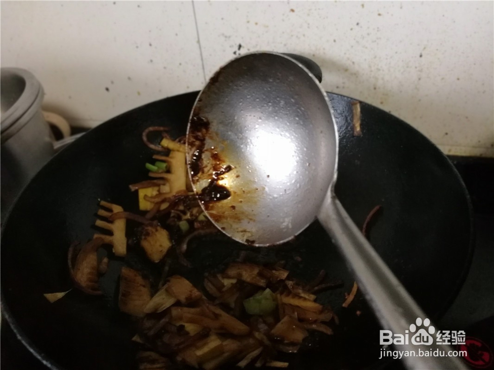 胖头鱼身炖笋片