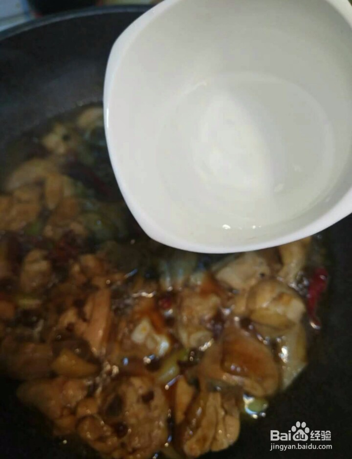 如何制作香辣啤酒鸡块?