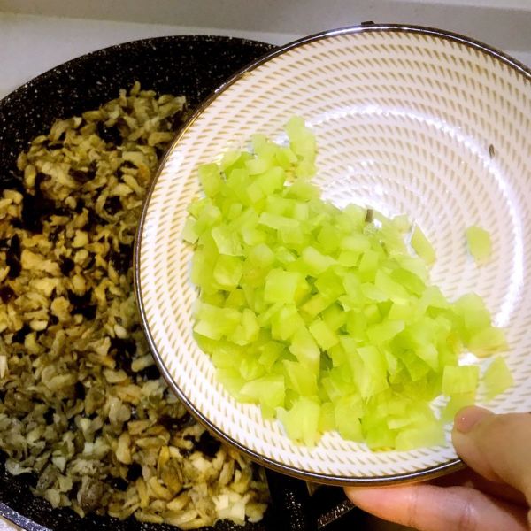 鸡蛋热炒鲜味槐花