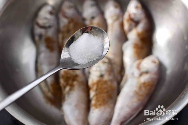 怎么做五香干炸大头宝鱼。