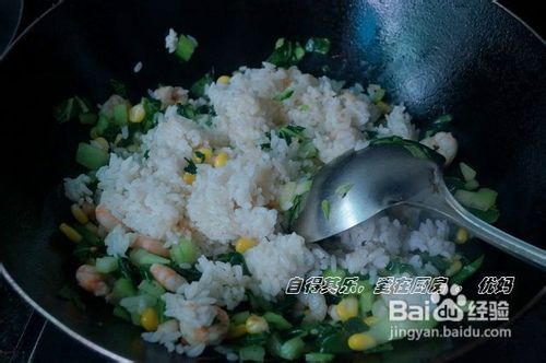 腾空肚子为了过年做准备——虾仁炒饭