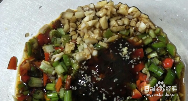 下酒神器凉拌皮蛋的做法。