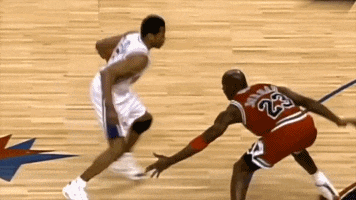 今天我们就来讲讲艾弗森的招牌过人 crossover！