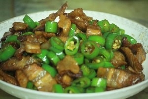 健康养生佳品青椒炒肉的做法