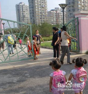初上幼儿园，家长接宝宝放学要注意些什么呢？