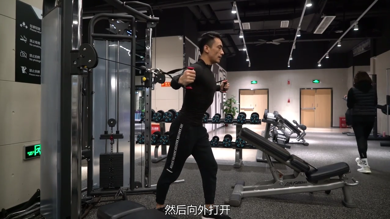 龙门架夹胸训练怎么做?