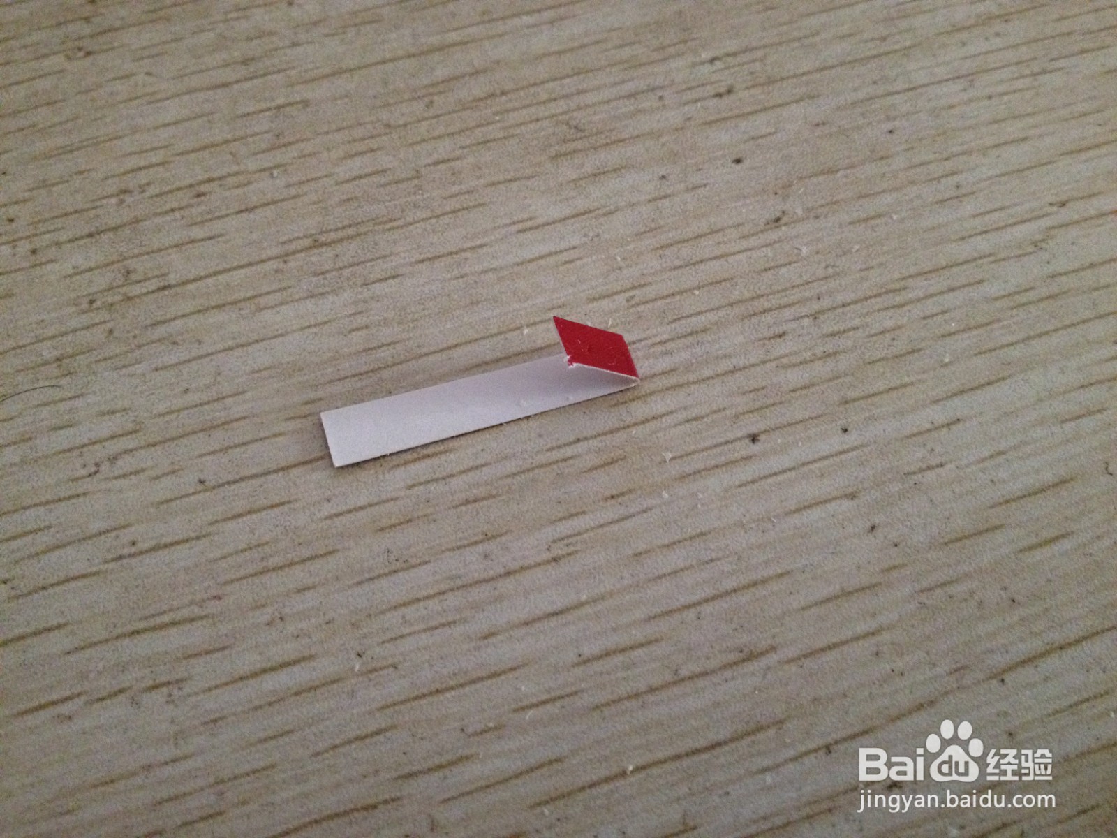 如何用两个长方形硬卡纸做简易的中性笔的支架