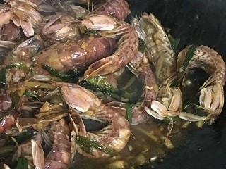 葱爆皮皮虾怎么做?