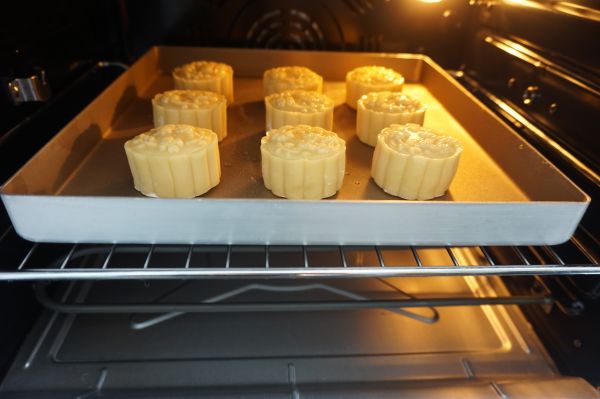 酥皮奶黄流沙月饼