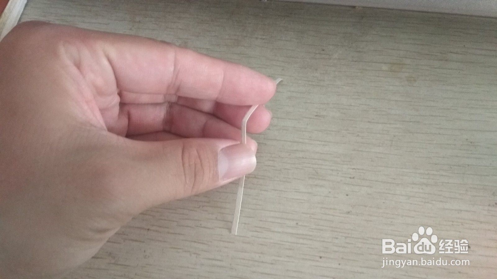 如何用一条细长的素描画纸做简易的钢笔的支架