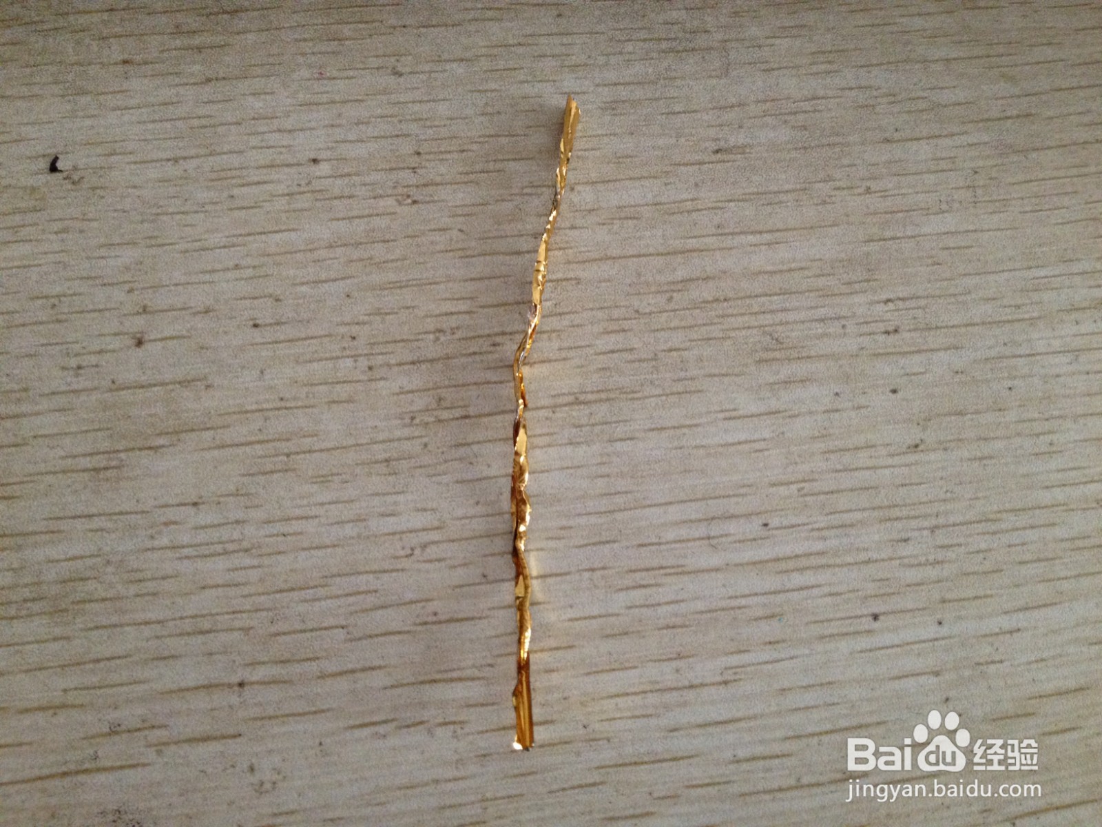 如何用一个面包袋绑绳做两支中性笔的简易支架