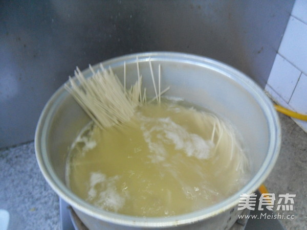 菠菜火腿热汤面