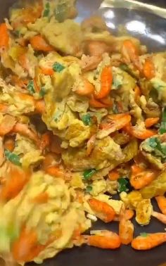 如何制作营养丰富的河虾炒鸡蛋呢?