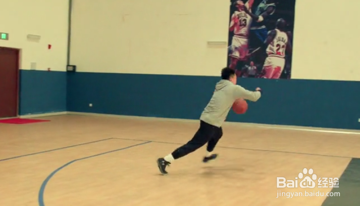 街球手教授的招牌转身过人是如何完成的?