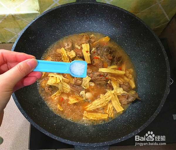 腐竹烧土鸡的做法