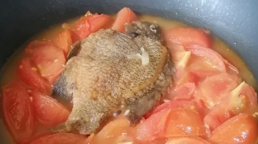 番茄焖太阳鱼的家常做法