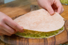 牛油果鸡蛋拉丝薄饼