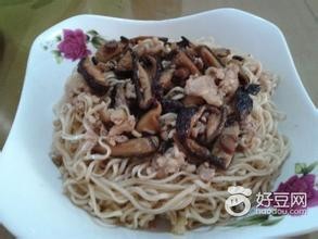 香菇鸡蛋拌面的做法