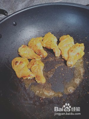 在家制作美味的咖喱鸡翅根