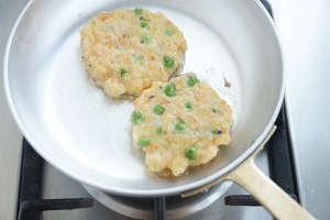 豌豆虾饼的做法