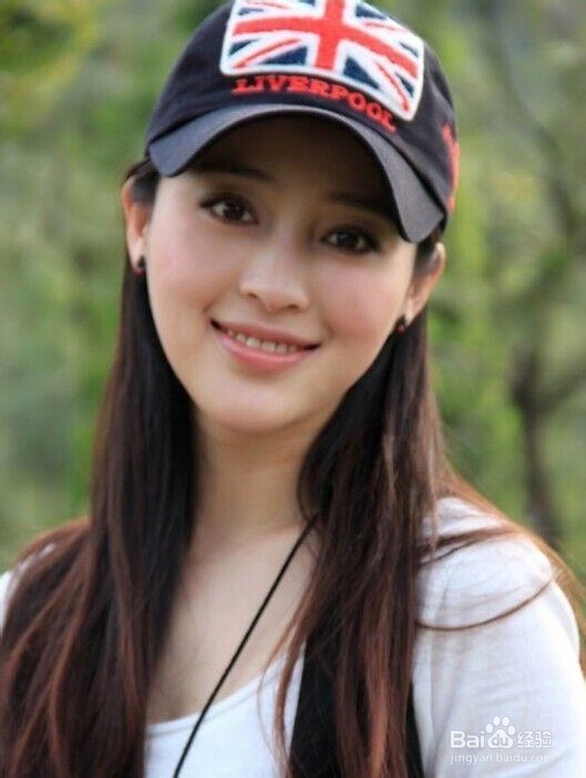 年轻女性面部的痘痘防比治好！