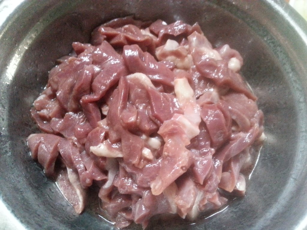 妈妈做的咸菜干炒猪心好吃极了！