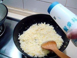 锦绣虾粒炒饭的做法