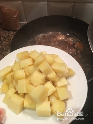 家常土豆炖排骨如何做？