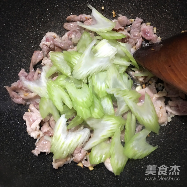 西芹炒肉片的做法
