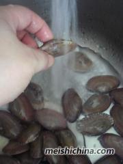 四步让花蛤快速去泥沙的妙招——番茄红烩花蛤