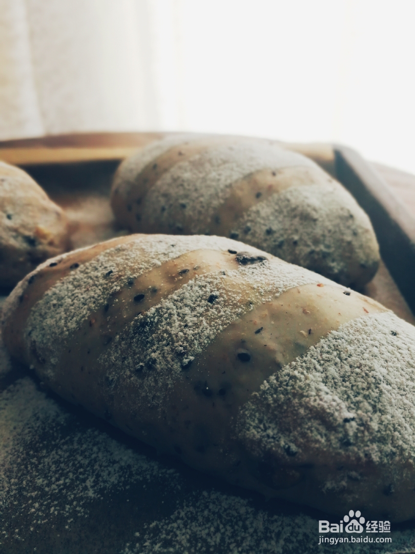 香气浓郁的黑麦红枣核桃黑芝麻软欧面包