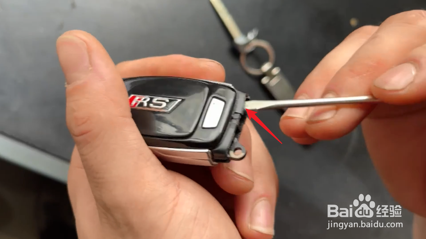 奥迪车钥匙怎么换电池