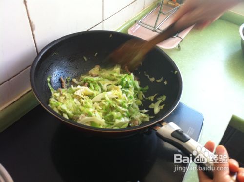 #我的拿手菜#教你烹饪美味的肉丝炒卷心菜