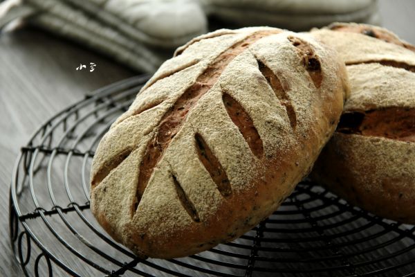 全麦黑芝麻面包