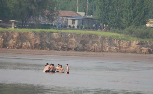 经过浮桥时谁不幸掉到河里牺牲了
