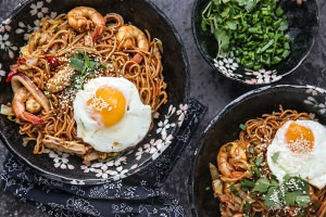 教大家做酱油海鲜炒面