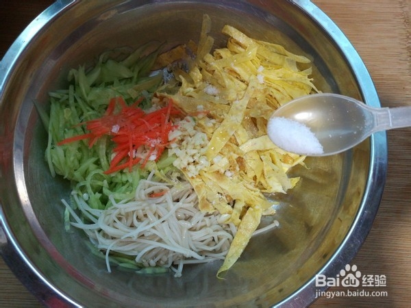 如何制作黄瓜金针菇 拌蛋丝