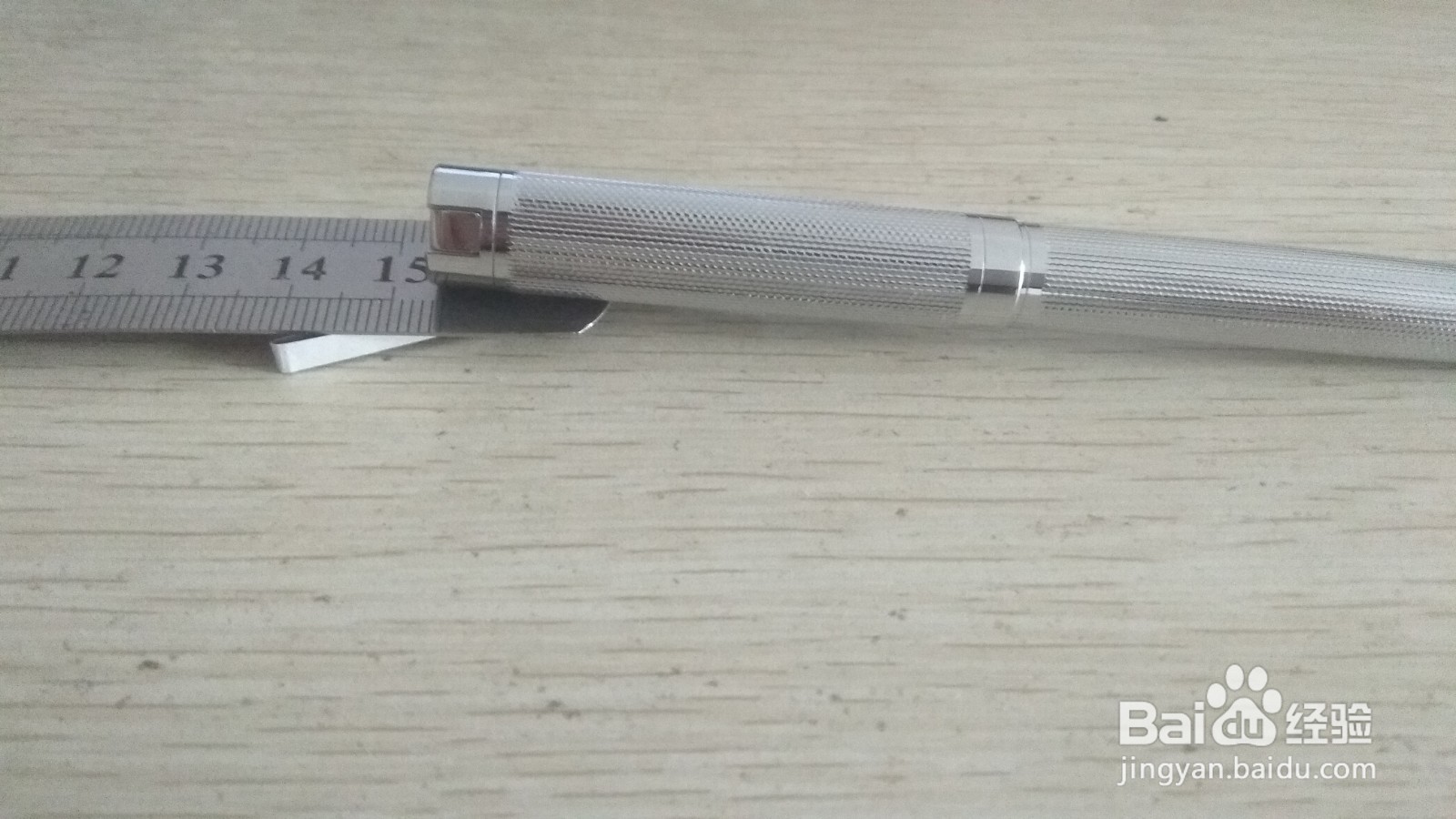 如何用细长的纸条和格尺做简易的中性笔的支架