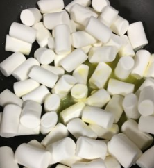 草莓火龙果彩色雪花酥的做法