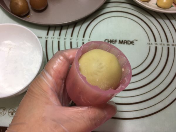 莲蓉咸蛋黄月饼