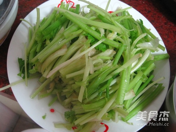 牛肉炒香芹的做法