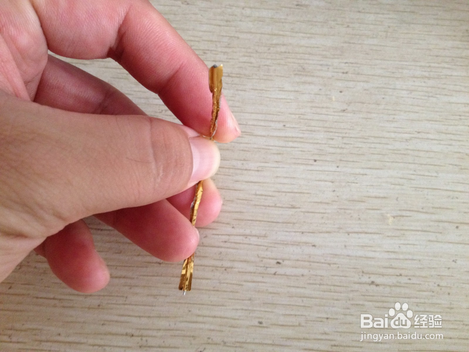如何用面包袋绑绳折叠出简易的钢笔的支架