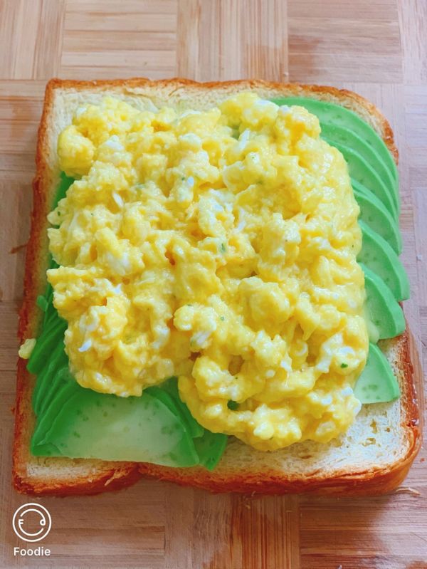 超快手牛油果滑蛋开放三明治