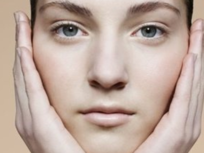 脸上有痘痘,脸上干燥怎么办