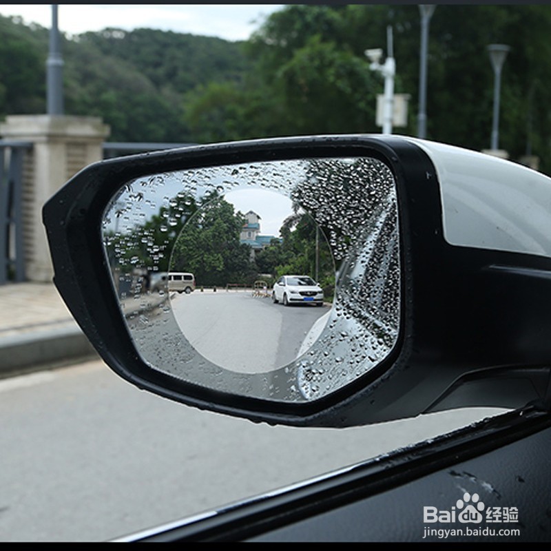 后视镜有雨水看不清楚怎么办?