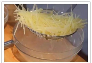 香辣脆爽的酸辣土豆丝，这样做非常简单