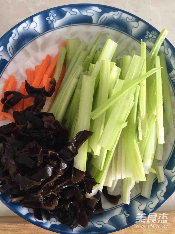 芹菜炒鸡肉的做法