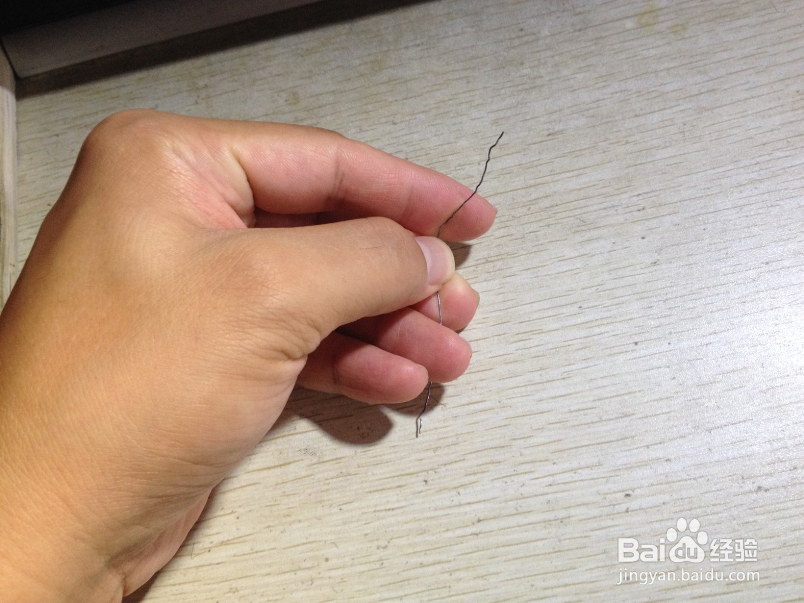 如何用一个小铁丝做成钢笔的简易支架