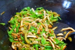 榨菜青椒炒香干怎么做？