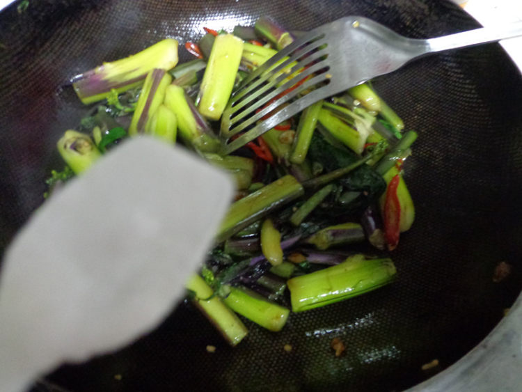 香肠炒红菜苔,好吃到爆